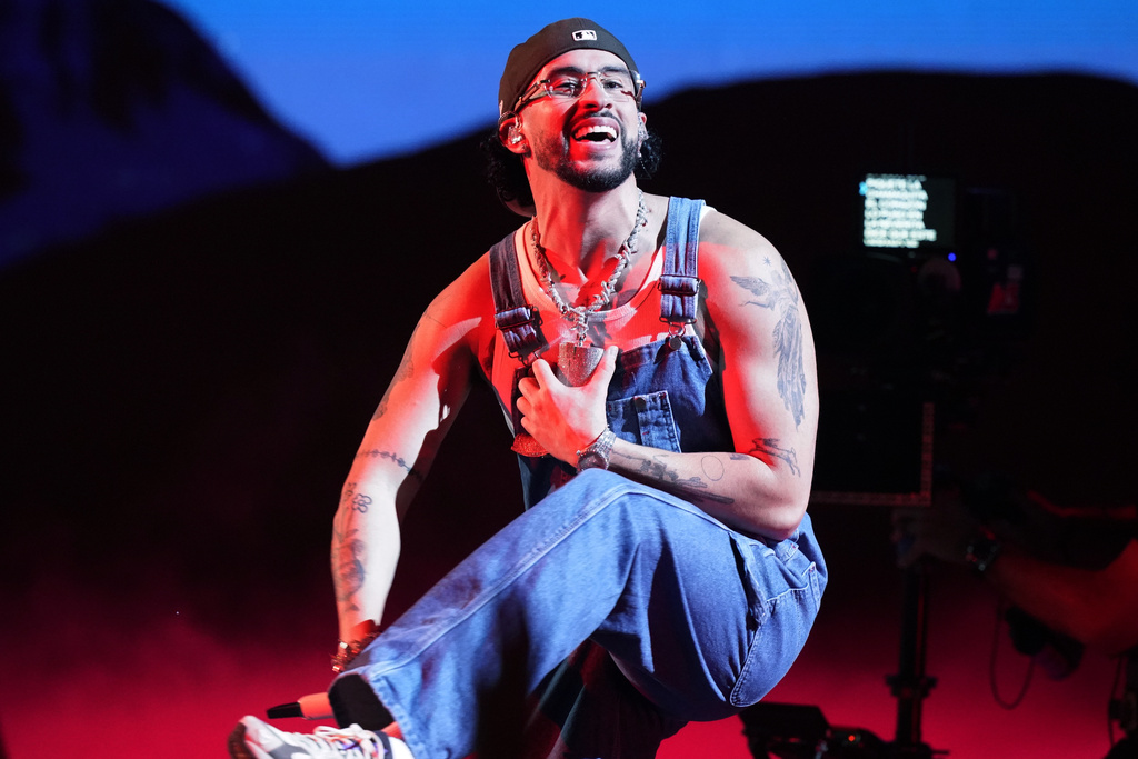 Bad Bunny Shares Tracklist for 'Debí Tirar Más Fotos,' Dedicates Album ...